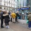 Gente comprando décimos de 'El Niño'