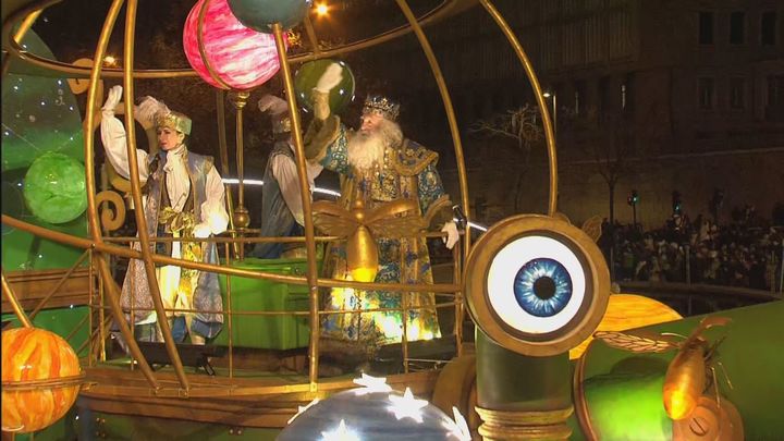 Los Reyes Magos inician su paseo por Madrid en una cabalgata con 15 carrozas y homenaje a la docencia