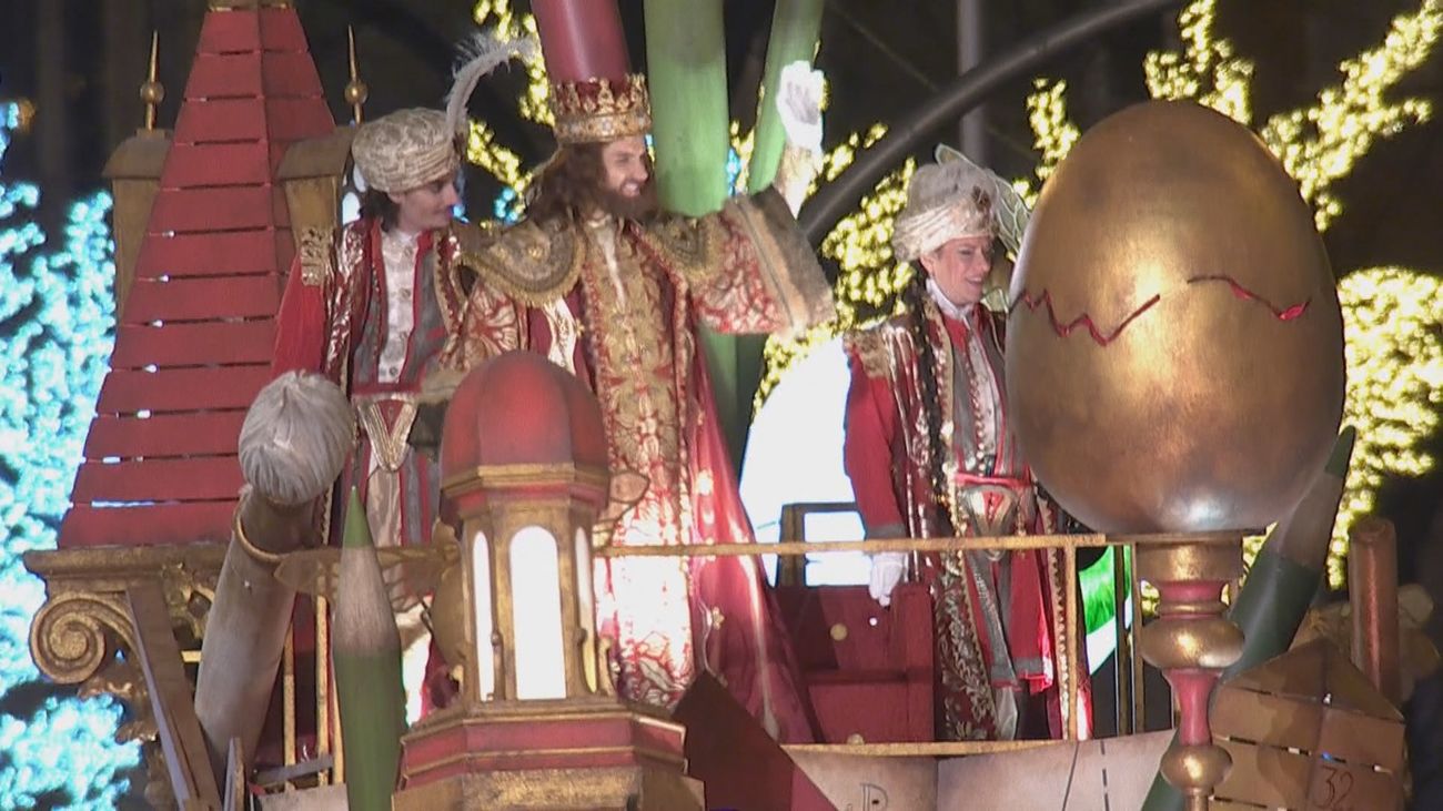Gaspar preside una carroza geométrica en la cabalgata que homenajea a los maestros