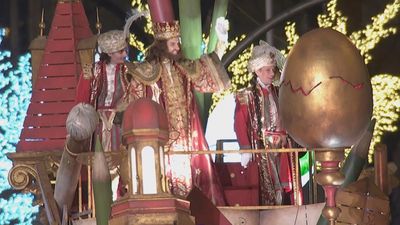 Gaspar preside una carroza geométrica en la cabalgata que homenajea a los maestros