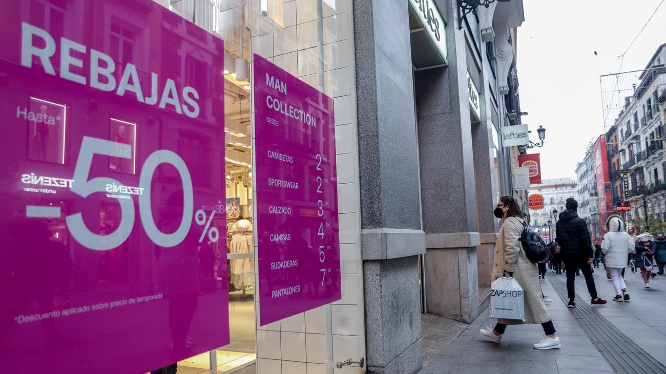 Comercio con el cartel de Rebajas