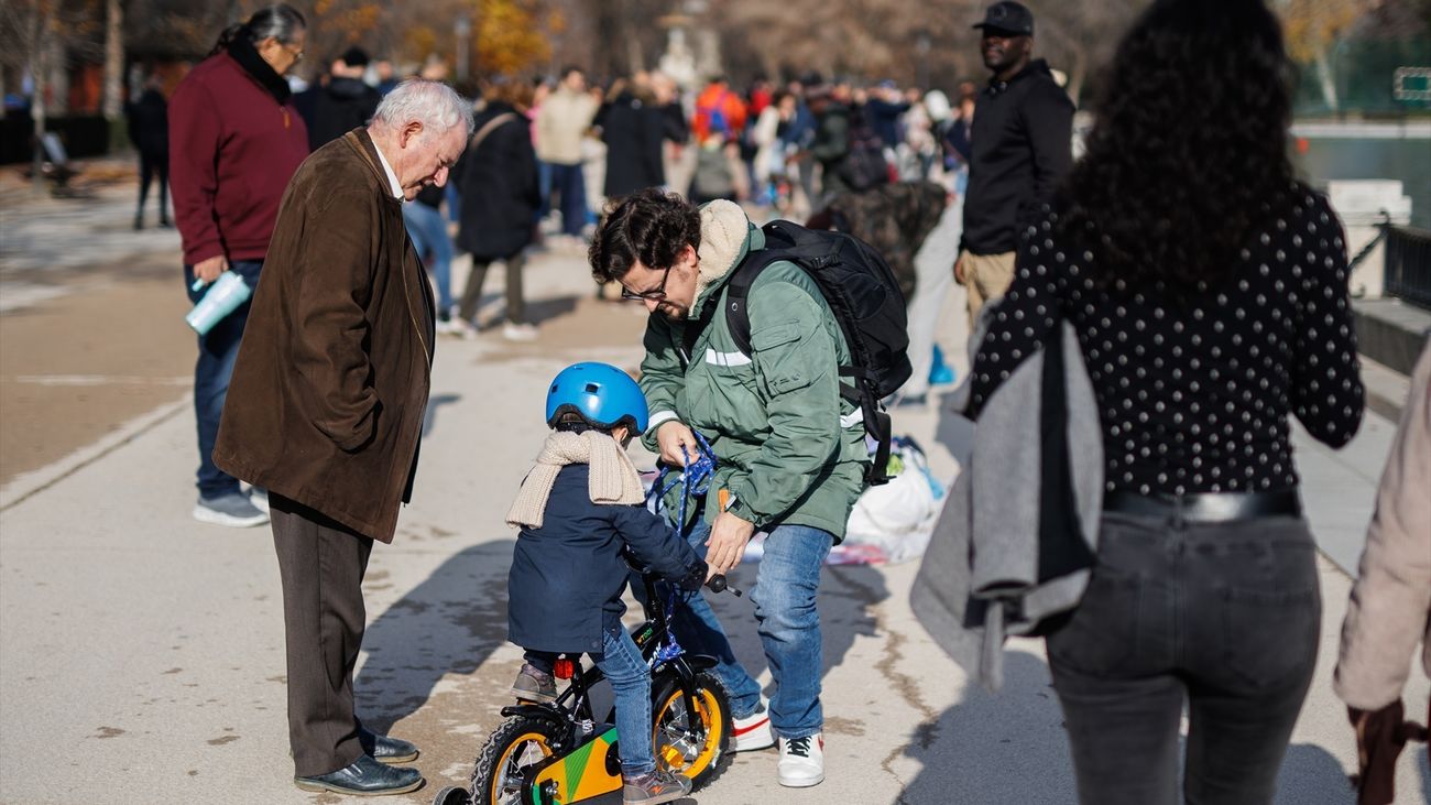 Familias disfrutando de los regalos de Reyes en el parque de El Retiro