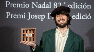 El escritor David Uclés gana el 82º Premio Nadal con 'La ciudad de las luces muertas'