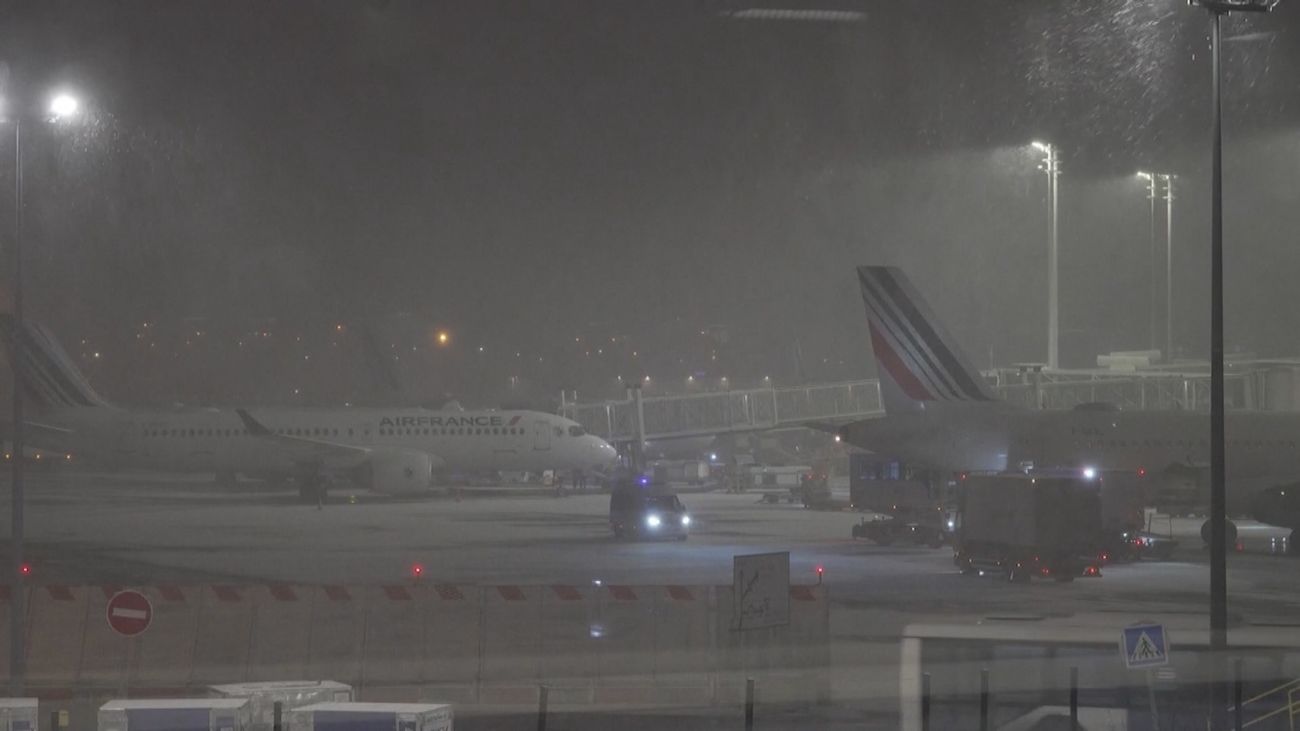 El temporal de nieve colapsa Europa y provoca cancelaciones de vuelos con impacto en Barajas