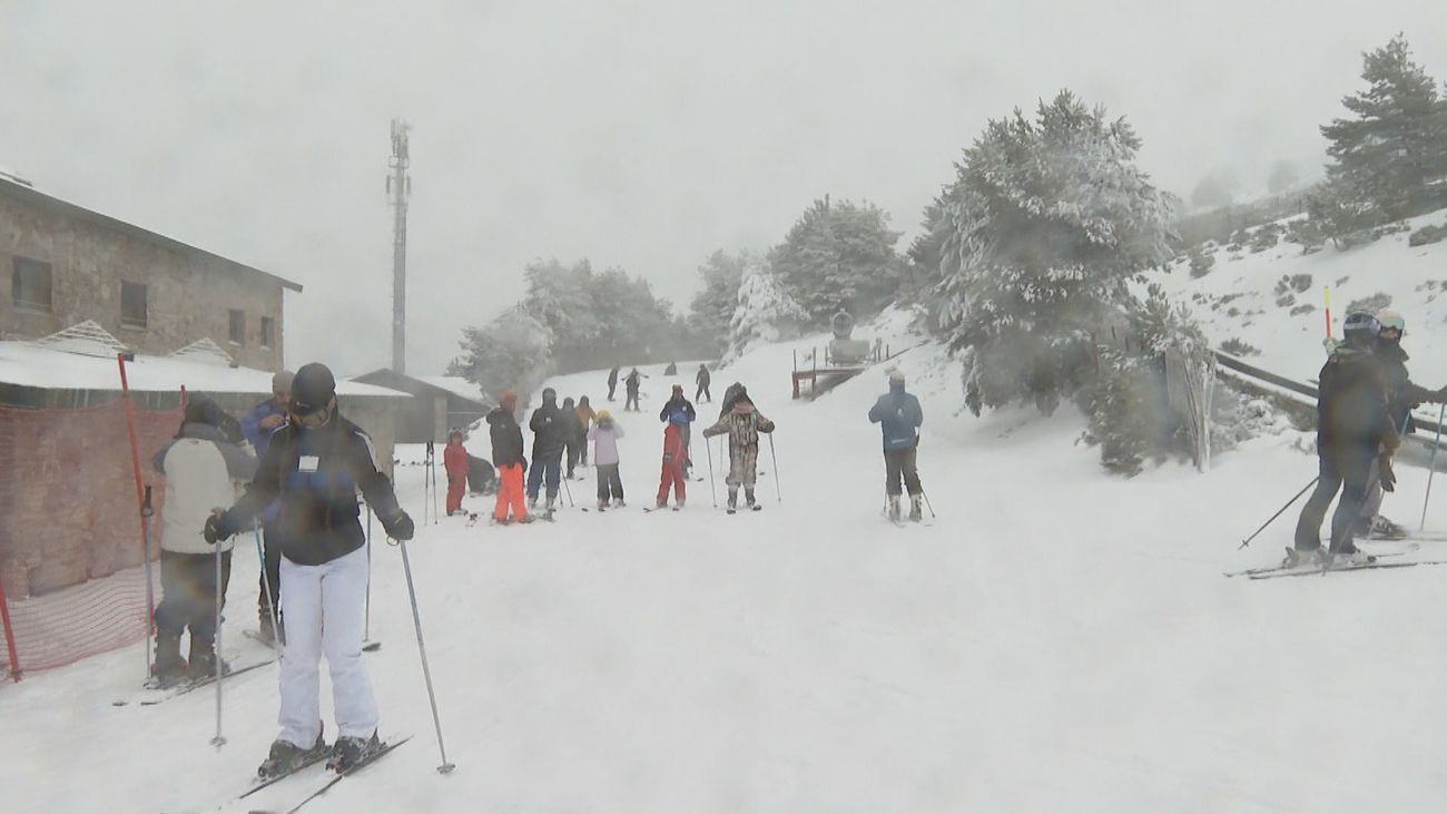 Así han disfrutado los madrileños del último día de vacaciones escolares en la nieve