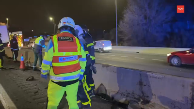 Muere un conductor tras un grave choque con un camión en la A-2, en Alcalá de Henares