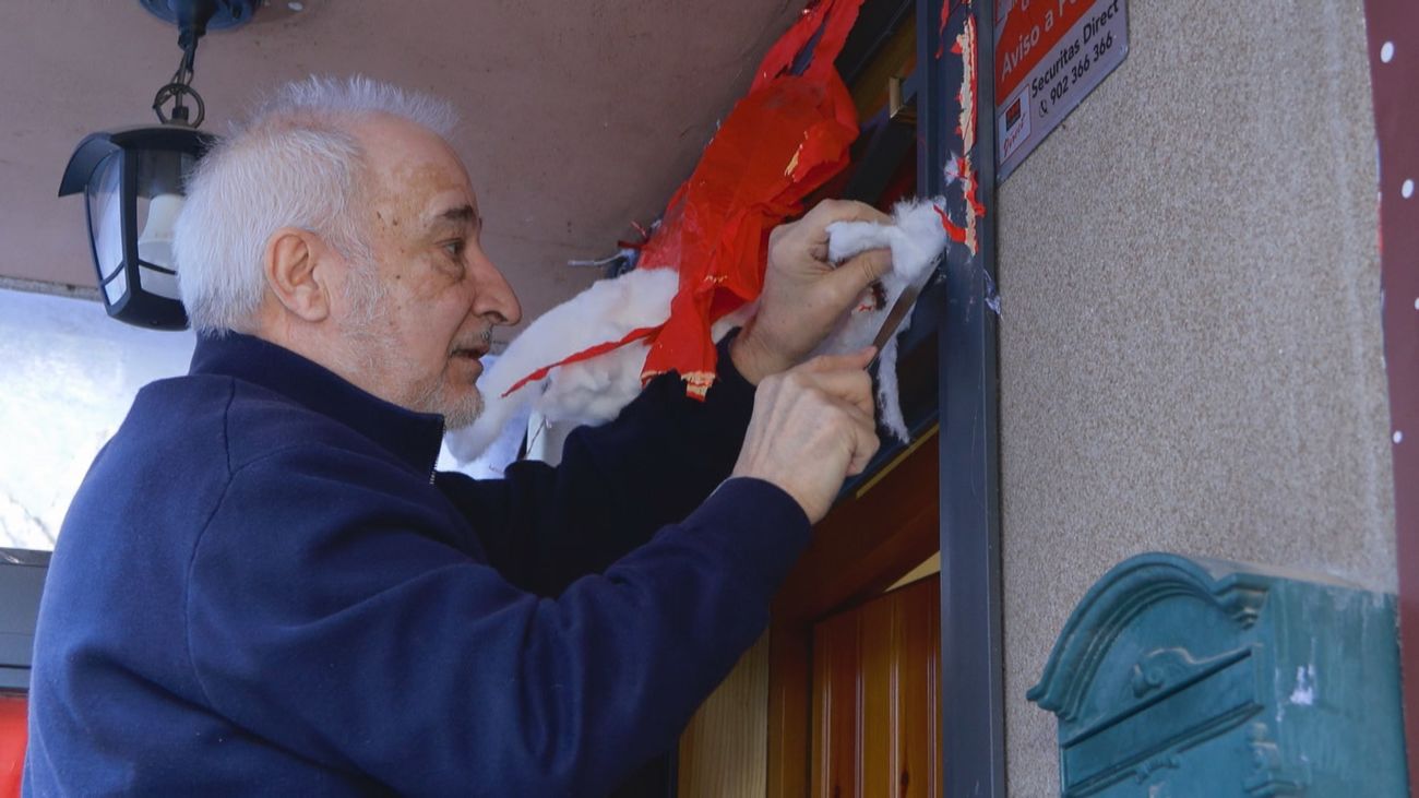 Del esplendor a la normalidad: los madrileños desmontan la Navidad