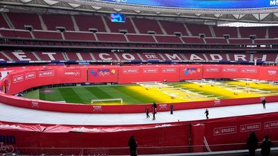 Un derbi sobre hielo: el Metropolitano proyecta el Atlético - Real Madrid de la Supercopa en su pista de patinaje
