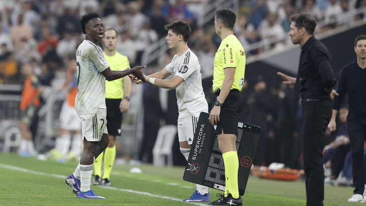 Vinicius se encara con Simeone / EFE