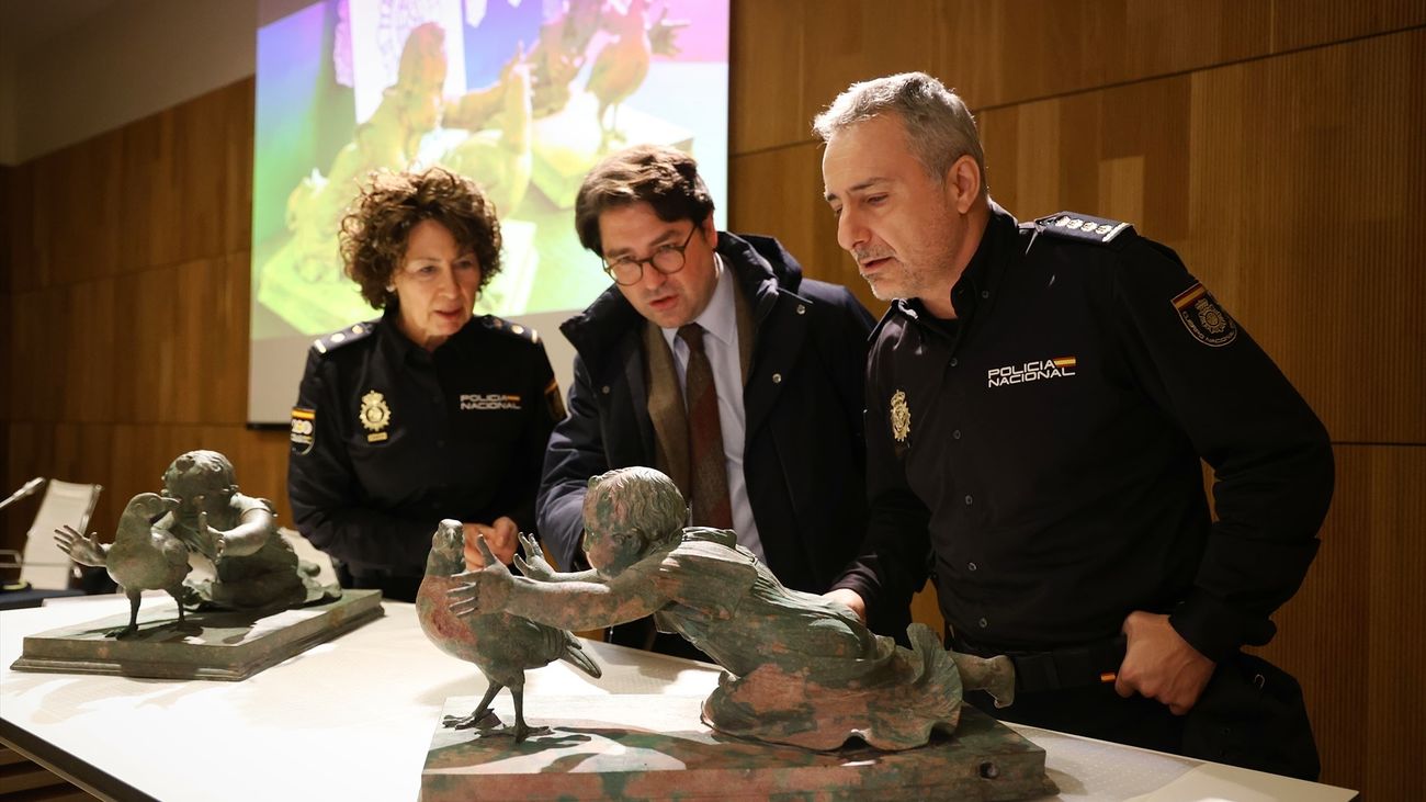 La Policía Nacional recupera y deposita en el Museo Arqueológico Nacional dos grupos escultóricos de bronce de la época romana