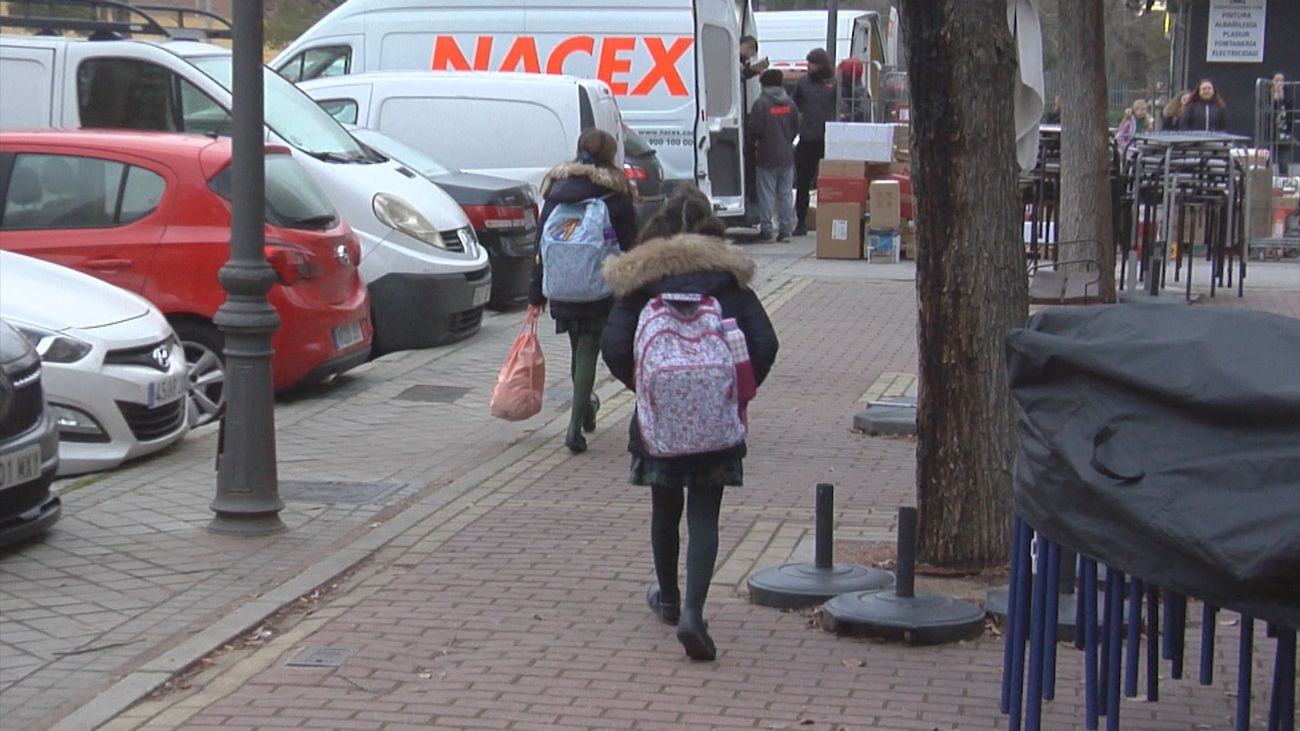 Vuelta al cole tras Navidad: el torbellino matutino de una familia numerosa en Puente de Vallecas