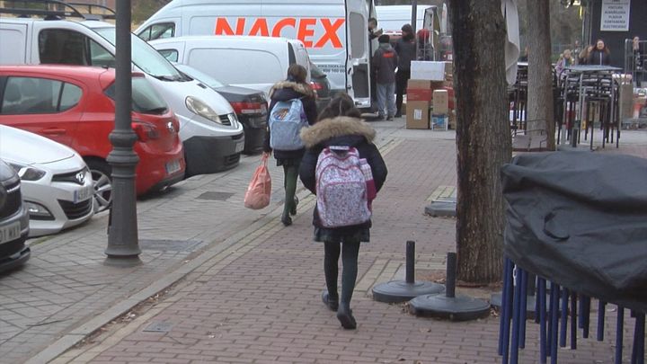 Vuelta al cole tras Navidad: el torbellino matutino de una familia numerosa en Puente de Vallecas