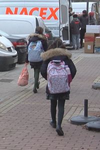 Vuelta al cole tras Navidad: el torbellino matutino de una familia numerosa en Puente de Vallecas