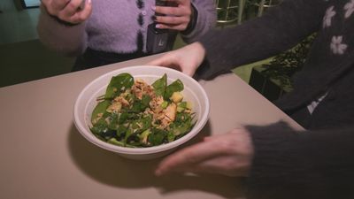 Nos vamos hasta Greta Salad Bar para aprender a hacer una auténtica ensalada saludable