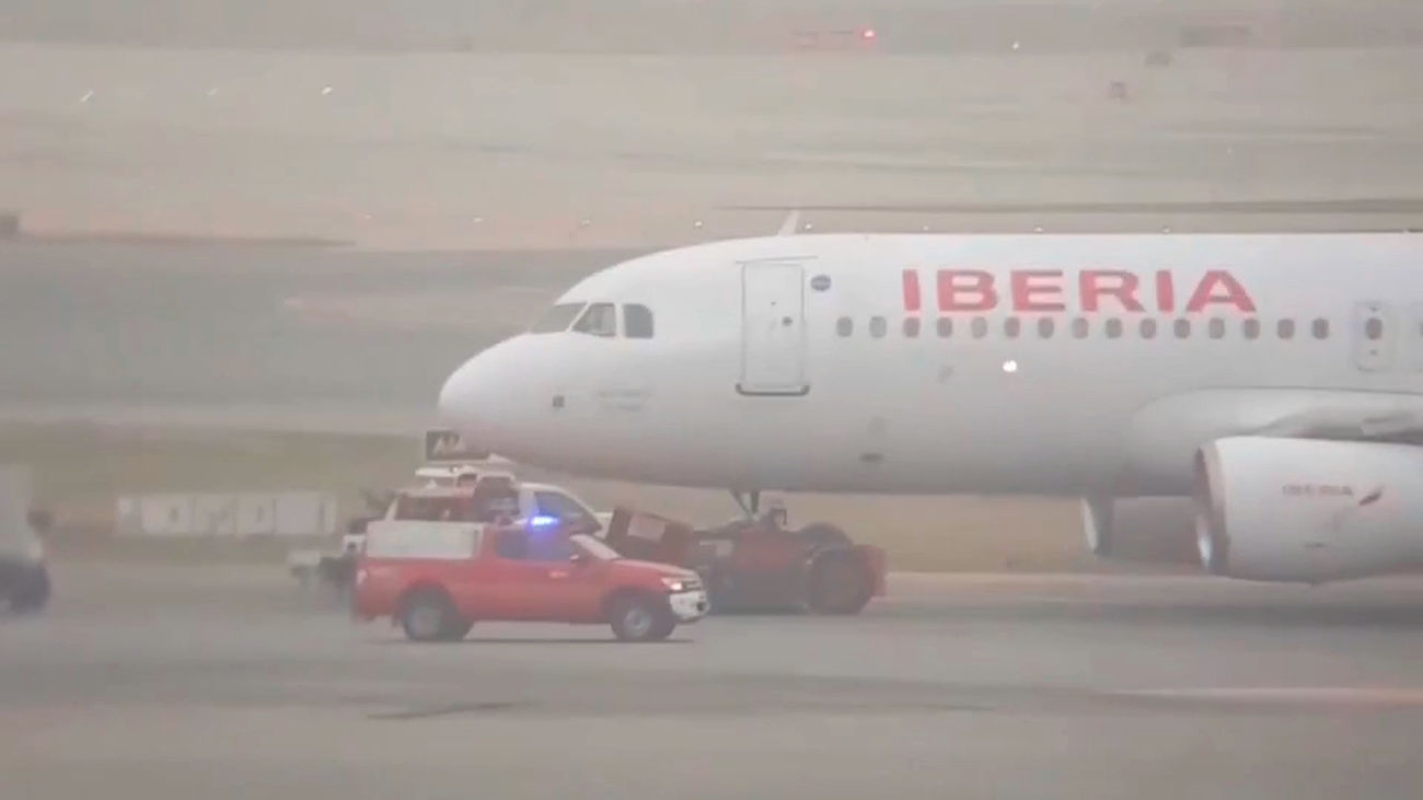 VÍDEO: Un avión se queda atascado en una pista del aeropuerto Adolfo Suárez Madrid - Barajas