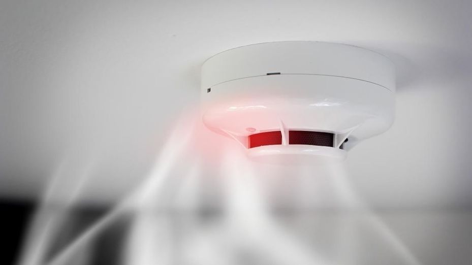 La Comunidad de Madrid insiste en hacer obligatorios los detectores de humo tras dos graves incendios