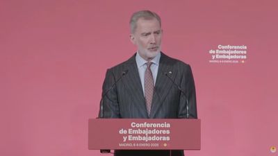 Felipe VI pide contribuir a una "verdadera transición democrática y pacífica" en Venezuela