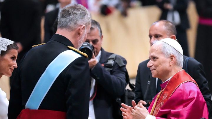 La Reina Letizia y el Rey Felipe VI saludan al Papa León XIV tras la misa de inicio de su Pontificado,