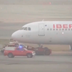 VÍDEO: Un avión se queda atascado en una pista del aeropuerto Adolfo Suárez Madrid - Barajas