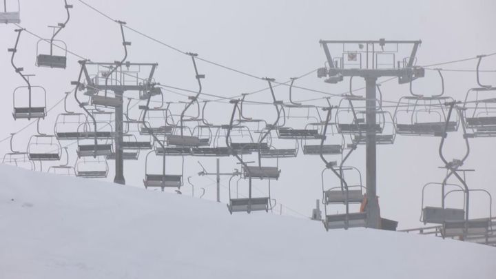 Valdesquí cierra sus pistas por fuertes rachas de viento de más de 100 km/h