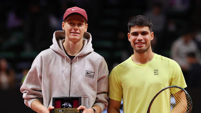 Alcaraz se impone a Sinner en la exhibición de Corea