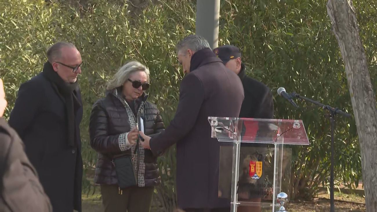 Homenaje en Arroyomolinos a Sergio Benavente, uno de los bomberos fallecidos en el incendio de un garaje en Alcorcón