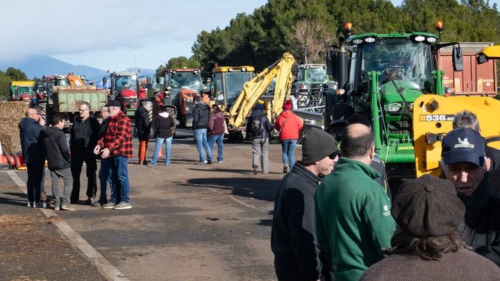 Agricultores y ganaderos mantienen sus bloqueos en carreteras españolas contra el acuerdo UE-Mercosur