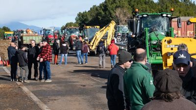 Agricultores y ganaderos mantienen sus bloqueos en carreteras españolas contra el acuerdo UE-Mercosur