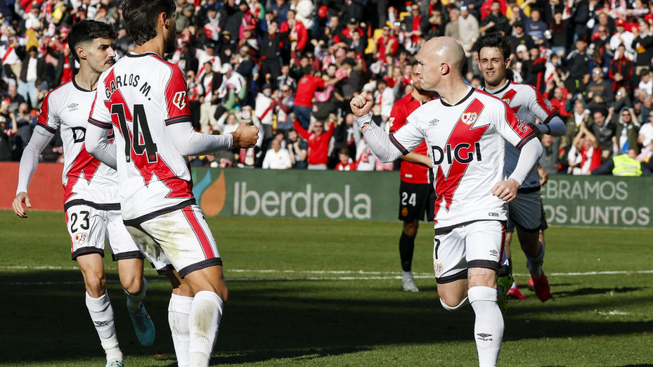 2-1. El Rayo, que acabó con 10, supera al Mallorca y vuelve a ganar nueve jornadas después