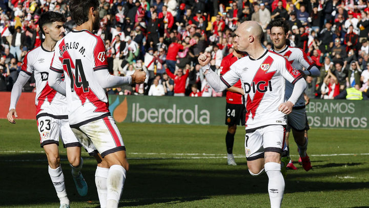2-1. El Rayo, que acabó con 10, supera al Mallorca y vuelve a ganar nueve jornadas después