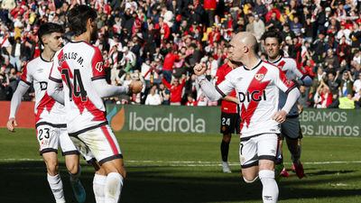 2-1. El Rayo, que acabó con 10, supera al Mallorca y vuelve a ganar 9 jornadas después