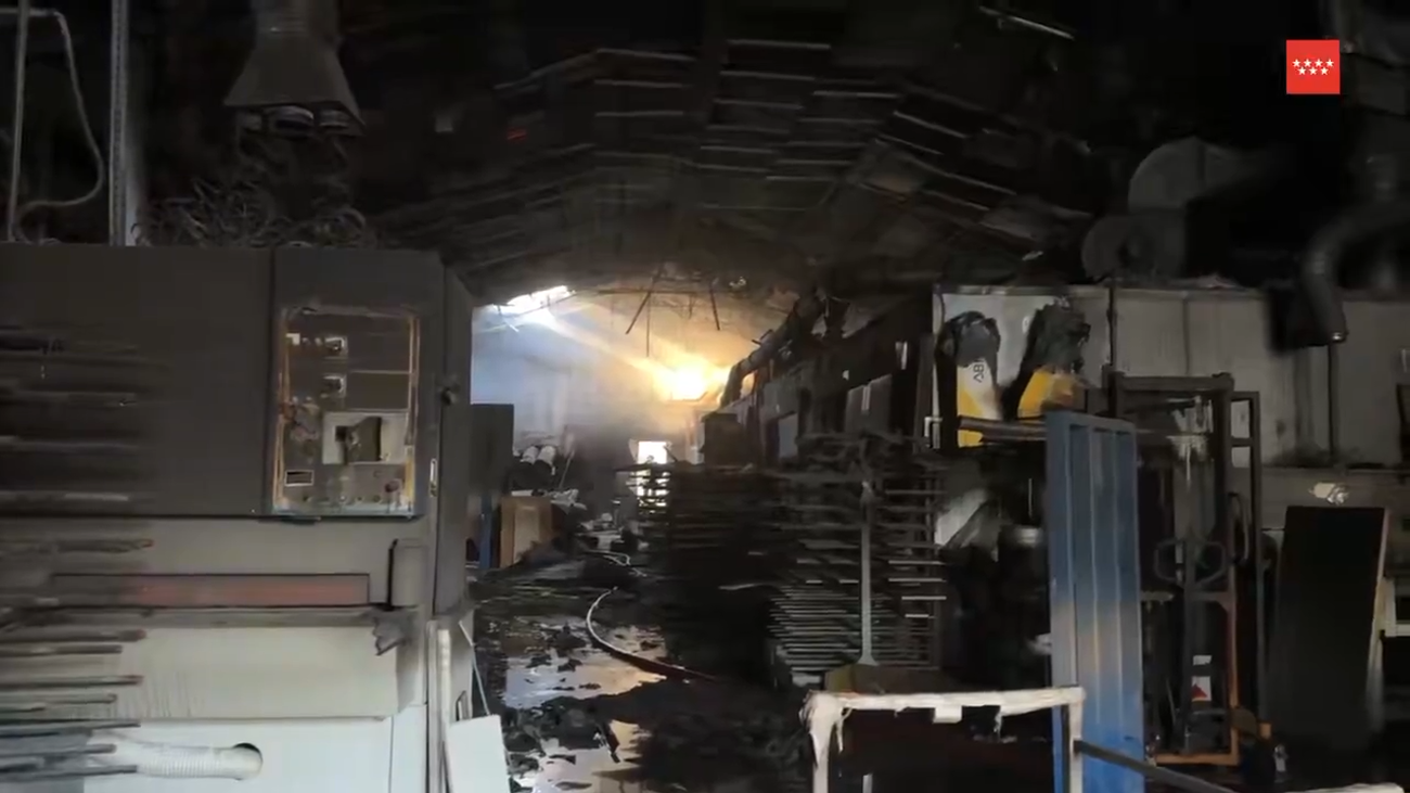 Un incendio arrasa una nave industrial de lacados y barnices en Humanes