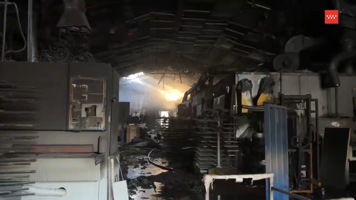 Extinguido el fuego declarado a primera hora de la mañana en una nave industrial de Humanes