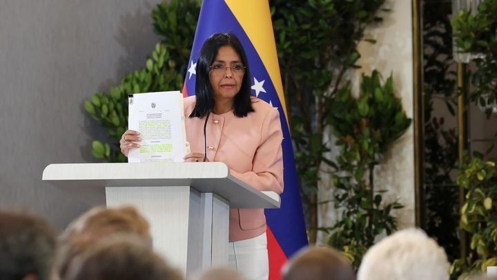 Delcy Rodríguez: "Aquí manda el pueblo venezolano y hay un Gobierno, el de Nicolás Maduro"