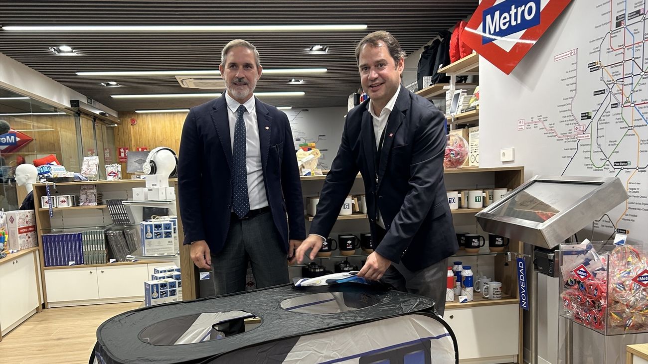 La tienda de Metro de Madrid en Ópera incorpora productos oficiales del Teatro Real