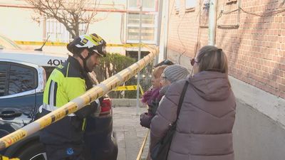 Inquietud entre los vecinos desalojados por la explosión en Carabanchel: "Estamos en la calle"