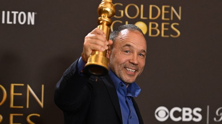 'Una batalla tras otra' y 'Adolescencia' triunfan en los Globos de Oro 2026