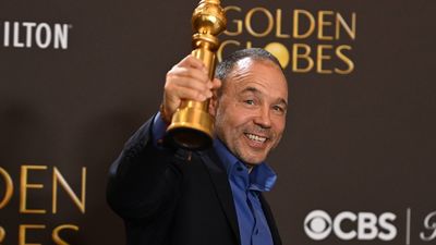 'Una batalla tras otra' y 'Adolescencia' triunfan en los Globos de Oro 2026