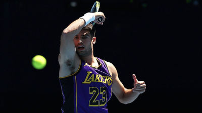 Alcaraz se entrena en Australia con la camiseta de Lebron James