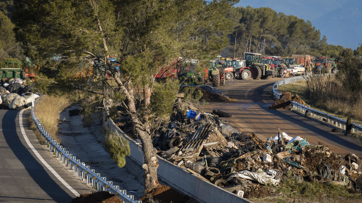 Se mantiene el bloqueo de carreteras en Cataluña por agricultores y ganaderos