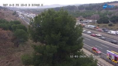 Un vehículo incendiado provoca el corte de la A-3 en Madrid, en el entorno de Rivas