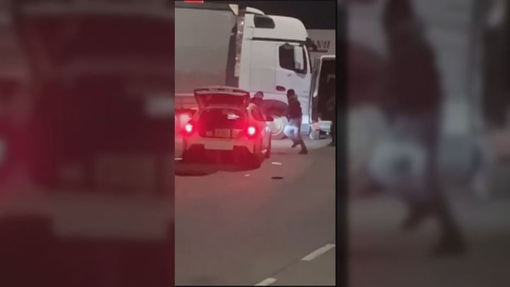 Un camionero, harto de sufrir robos, embiste la furgoneta de sus ladrones