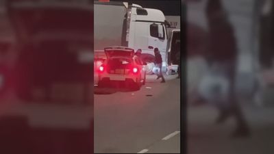 Un camionero, harto de sufrir robos, embiste la furgoneta de sus ladrones