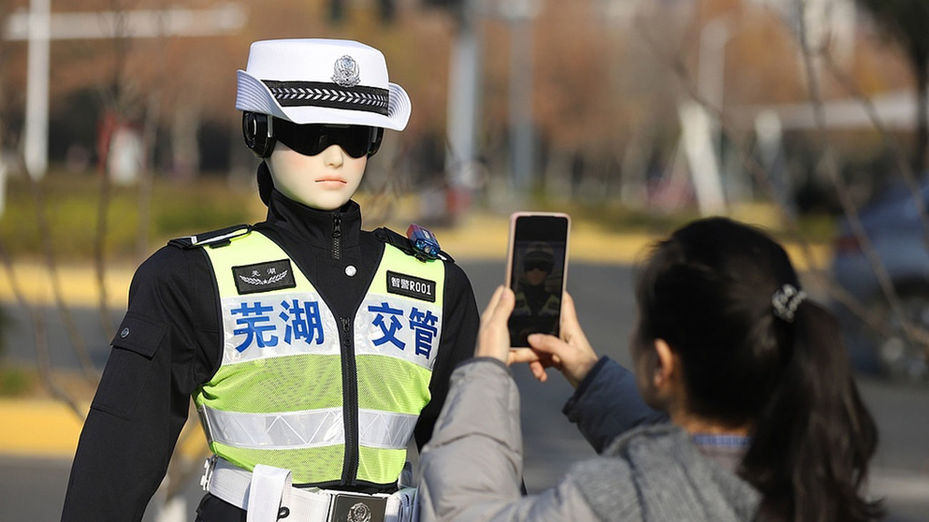 Primer robot policía que controla el tráfico en China