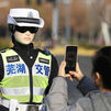Primer robot policía que controla el tráfico en China