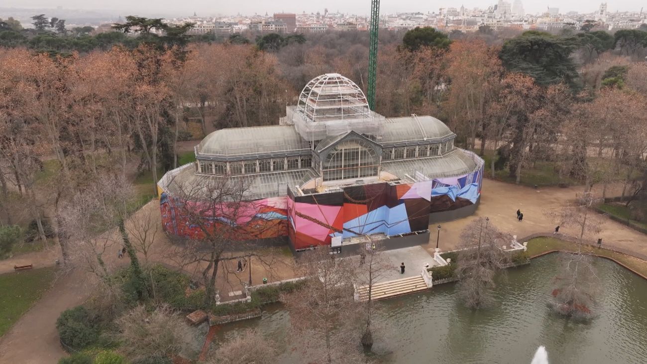 El Palacio de Cristal amanece cubierto por una inmensa lona obra de Andrea Canepa