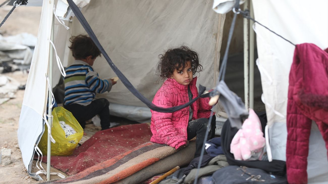 Niños en el interior de una tienda en el campo de refugiados de  Nusairat, en la Franja de Gaza