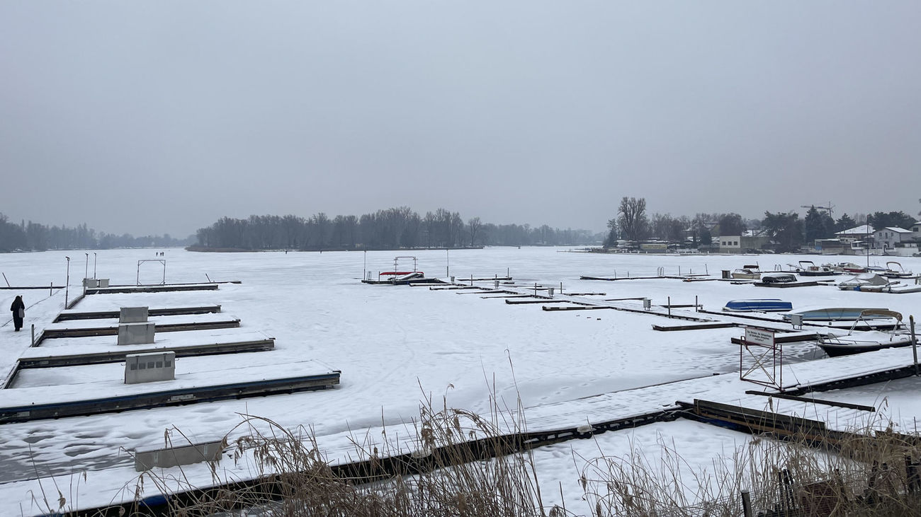 Vista del Alte Donau, un brazo del río Danubio parcialmente congelado
