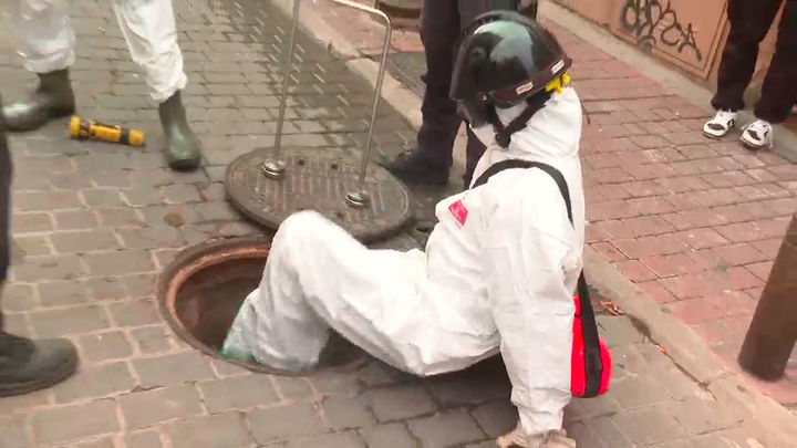 Detienen a un padre y su hijo por vender droga en un narcopiso de Puente de Vallecas