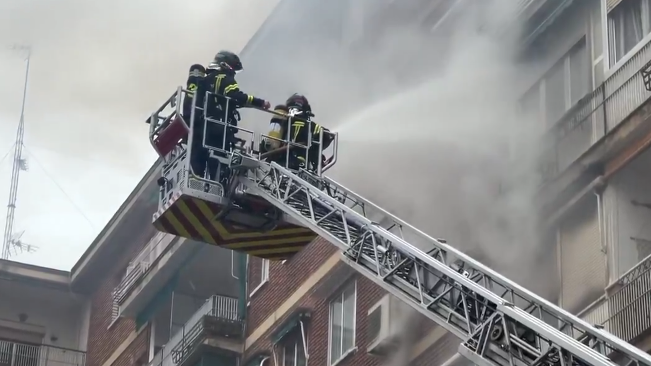 Bomberos rescatan a tres vecinos de una casa incendiada en la avenida del Manzanares